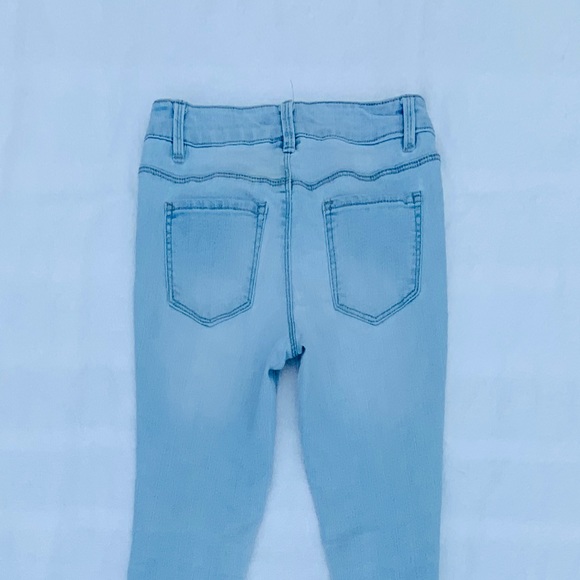 Cute jeans, with black and white patterned rip - Picture 2 of 2